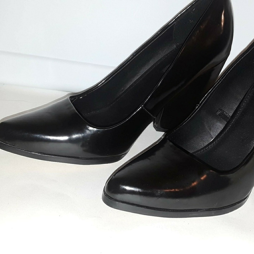 Retro black pumps